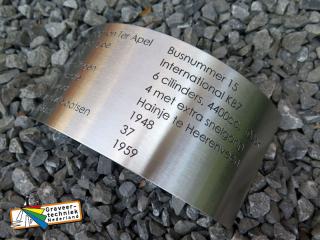 RVS typeplaat gebogen, tekst op ronding